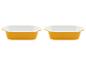 Zwei gelbe Backformen mit weißem Innenraum.