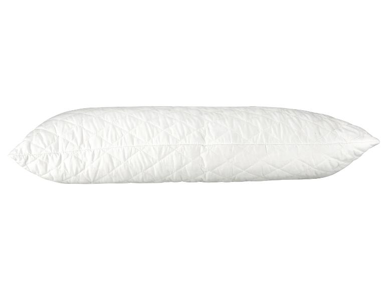 Ein weißes, gestepptes Kissen.