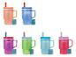 Sechs bunte Babybecher mit Strohhalmen und Griffen, mit Etiketten.