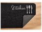 Schwarze Küchenmatte mit Besteck-Motiv.