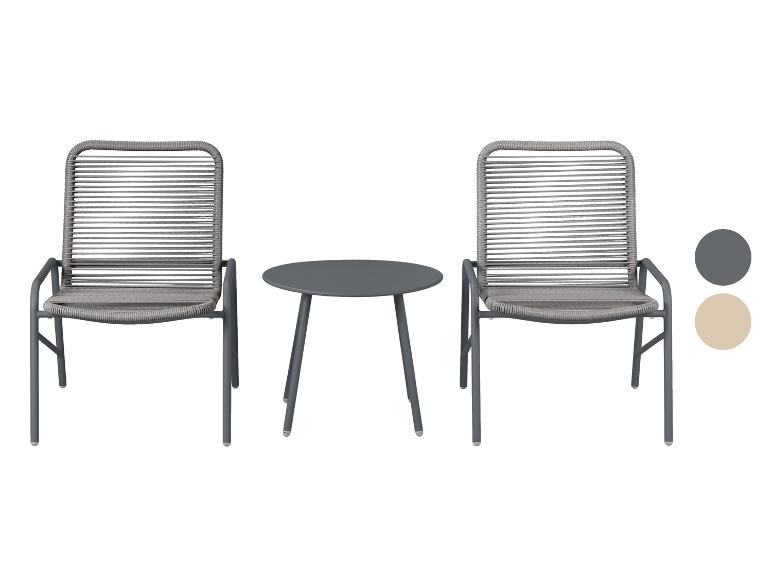 Gartenmöbel-Set mit zwei grauen Stühlen und einem runden Tisch.