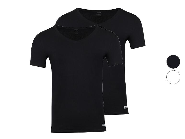 Zwei schwarze V-Ausschnitt-T-Shirts, eines vor dem anderen, mit sichtbaren Etiketten.