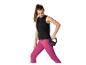 Frau in schwarzem Tanktop und pinken Leggings trainiert mit einer Kettlebell.