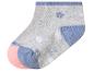 Graue Babysocken mit blauen und rosa Blumen, rosa Spitze und blauer Ferse.