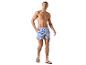 Badehose und Flip-Flops: Mann in blau-weiß gestreifter Badehose.