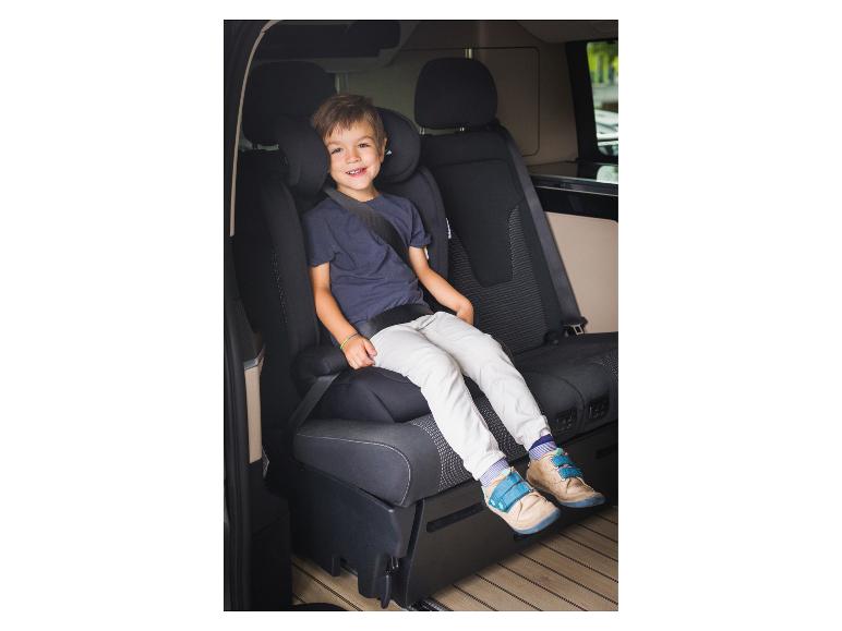 Kind im FILLIKID Olli Autositz, 76-150 cm, mit Sicherheitsgurt.