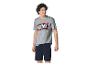 Mann in grauem T-Shirt mit Comic-Aufdruck und dunkelblauen Shorts.