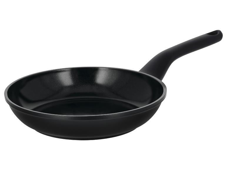 Schwarze Bratpfanne mit Antihaftbeschichtung und ergonomischem Griff.