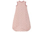 Ein rosa Schlafsack mit einem Blattmuster.