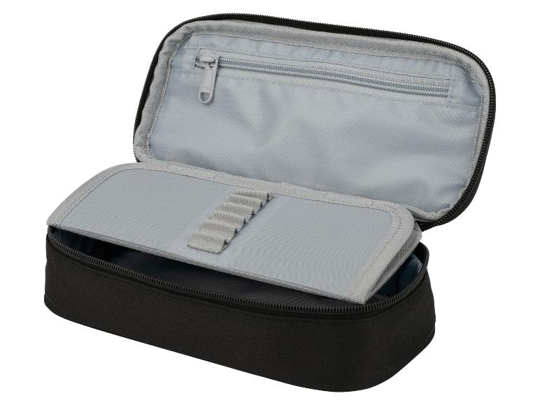 Offenes schwarzes Etui mit grauen Innenfächern und Reißverschluss