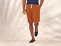 Mann mit orangen Shorts und blauen Schuhen.