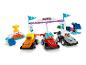Lego Duplo Formel 1 Rennstrecken-Set mit drei Rennwagen, Ziellinie und Trophäe.