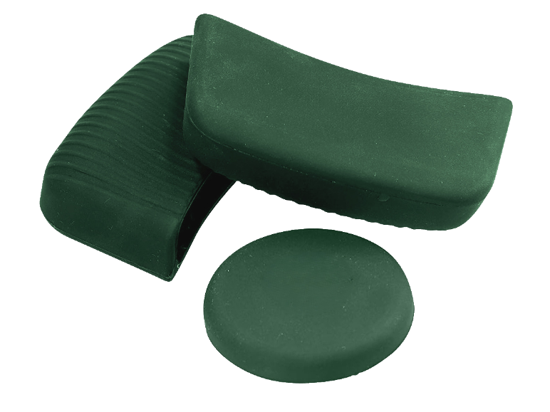 Set aus drei dunkelgrünen Silikon-Topflappen und Untersetzern.