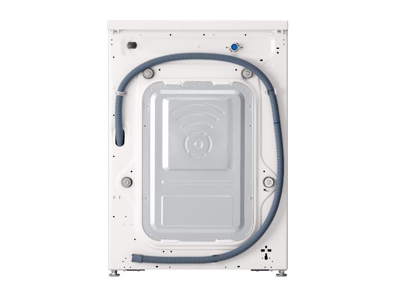 Rückseite einer weißen Waschmaschine mit dem grauen Ablaufschlauch.