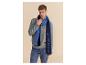 Mann in grauem Pullover und Jeans, mit blauem STRENESSE BLUE Schal.