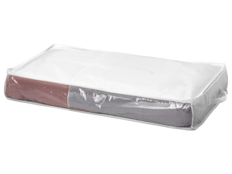 Decke und Kissen in einer Plastiktüte aufbewahrt.