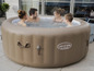 Eine Familie genießt ein aufblasbares Lay-Z-Spa Palm Springs Whirlpool.