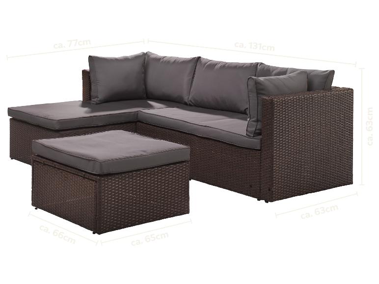 Braunes Rattan-Ecksofa mit dunkelgrauen Kissen und passendem Hocker, mit Maßen.