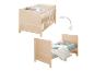 Neutralfarbenes Babybett, das in ein Kinderbett umwandelbar ist.