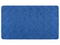 Eine blaue Badematte mit Rautenmuster.