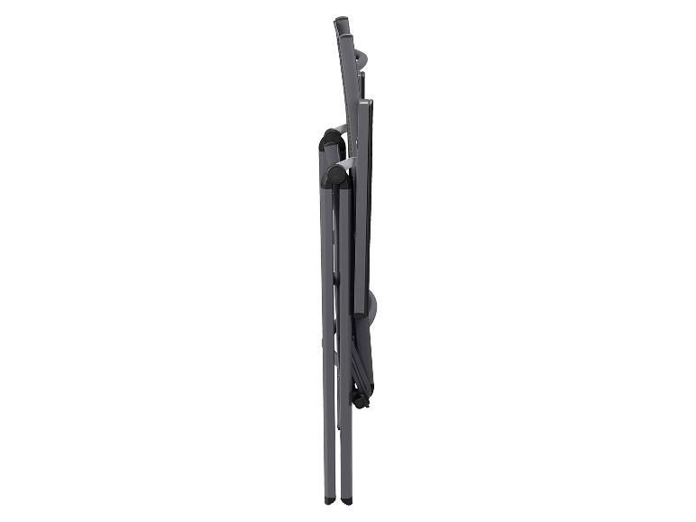 Zusammengeklappter grauer Campingstuhl, Seitenansicht