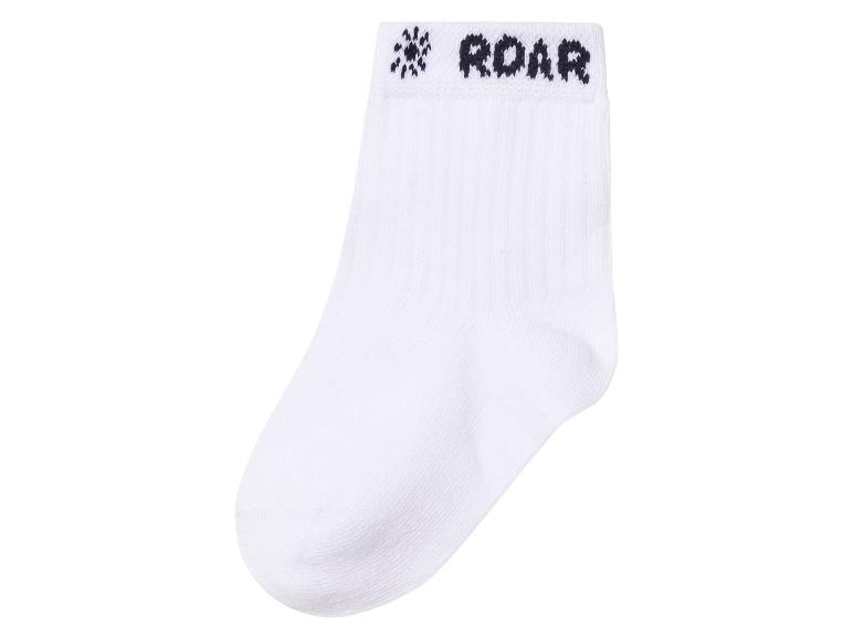 Weiße Socken mit dem Wort 'ROAR'