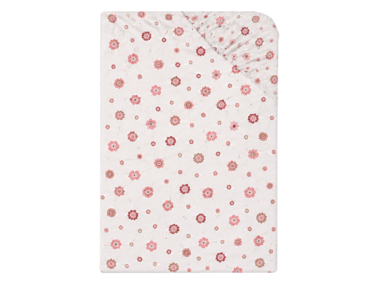 Weißes Spannbettlaken mit verstreutem rosa Blumenmuster, eine Ecke gerafft.