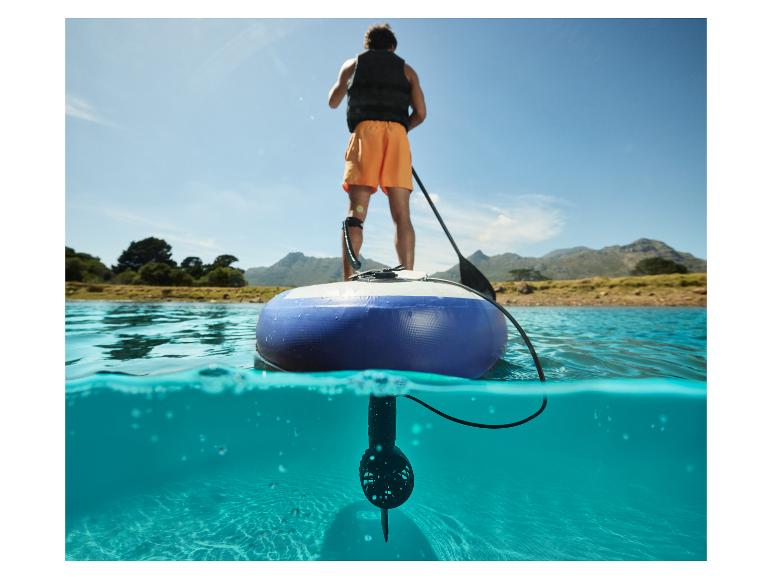 Mann auf motorisiertem SUP-Board, Blick über und unter Wasser.