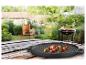 Fleisch- und Gemüsespieße auf einer GSW Black Iron BBQ 30cm runden Grillplatte im Garten.