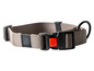 Ein graues Hundehalsband mit schwarzer Schnalle und einem Ring, von der Marke Karlie.