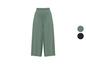 Weite grüne Hose mit elastischem Bund.