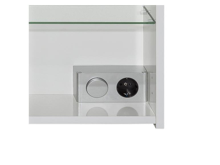 Steckdose und Schalter in einem Badezimmerschrank mit Glasablage.