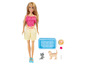 Barbie Puppe mit zwei Kätzchen, einem Bett und anderem Zubehör.