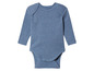 Ein blauer Baby-Body mit langen Ärmeln.