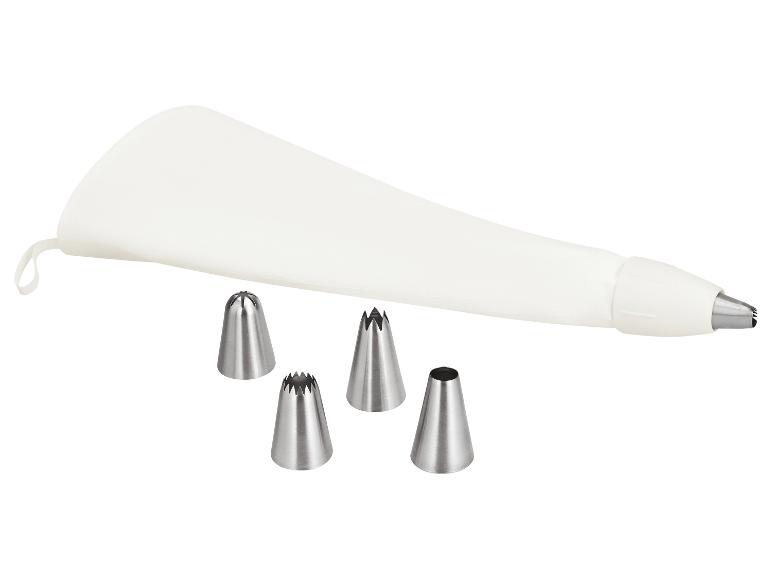 Weißer Spritzbeutel mit vier verschiedenen Metalltüllen.