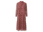 Langes, rosafarbenes Kleid mit Paisley-Muster.