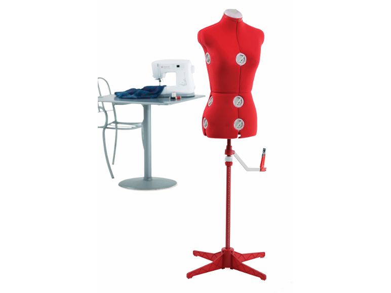 Verstellbare rote Schneiderpuppe mit Nähmaschine und Stoff auf einem Tisch.