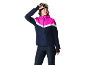 Frau in pinker, weißer und dunkelblauer Skijacke und dunkelblauer Skihose