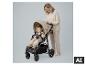 BABYGO Kinderwagen Evolution 3in1 mit Mutter und Kind. [KI-generiertes Bild]