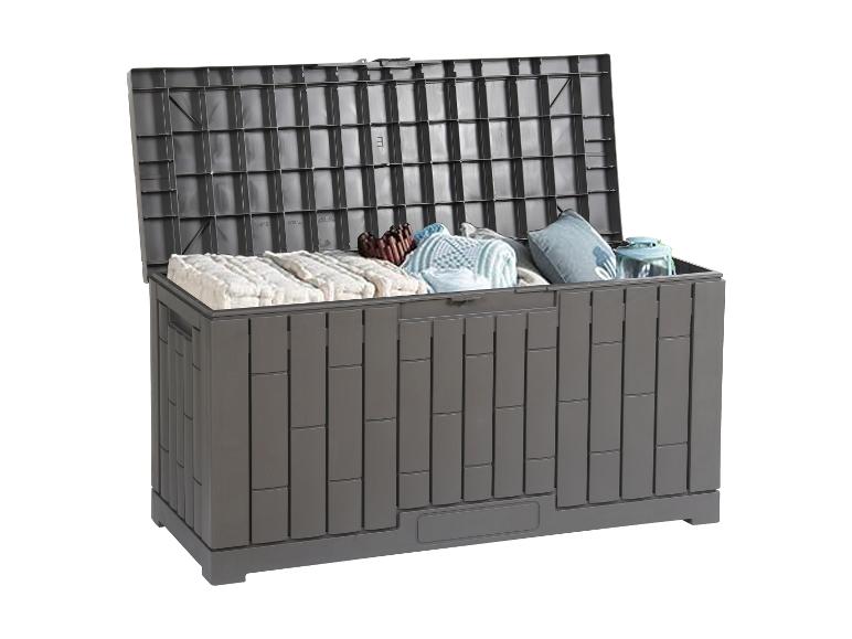 Graue Outdoor-Aufbewahrungsbox offen mit Kissen und Decken.