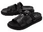 Schwarze Sandalen mit Schlangenmuster und verstellbarem Riemen.