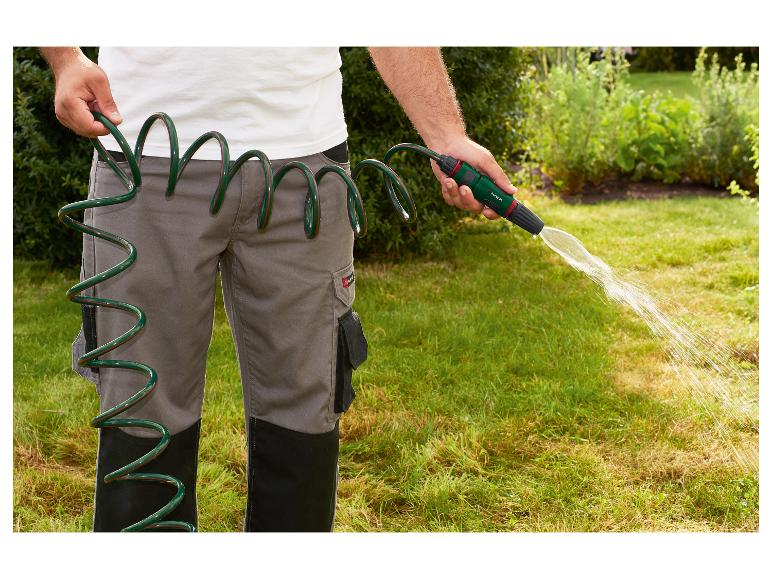 Gartenbewässerung mit Parkside Schlauch und Sprühdüse.