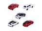 Fünf Spielzeugautos, darunter rote und weiße Modelle, mit verschiedenen Designs und Jubiläumsthemen.