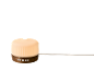 Weißer Aroma-Diffusor mit Holzsockel und Bedientasten.
