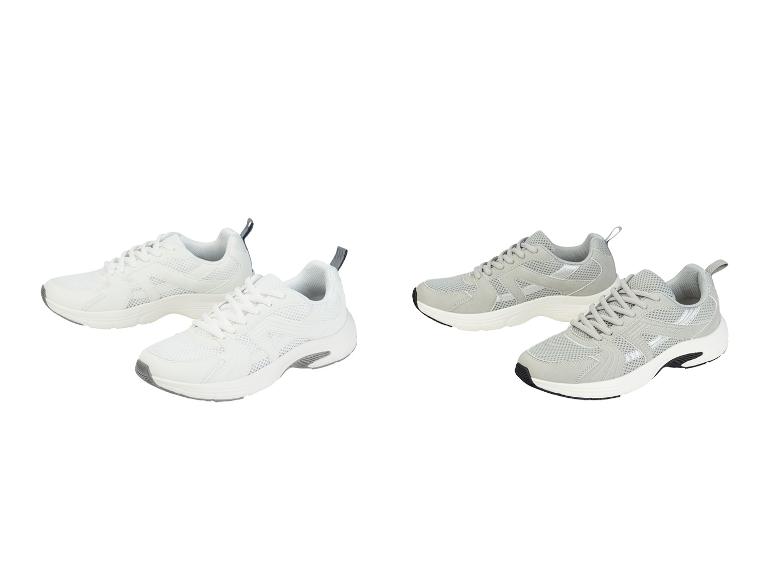 Zwei Paar Sportschuhe, ein weißes und ein graues.