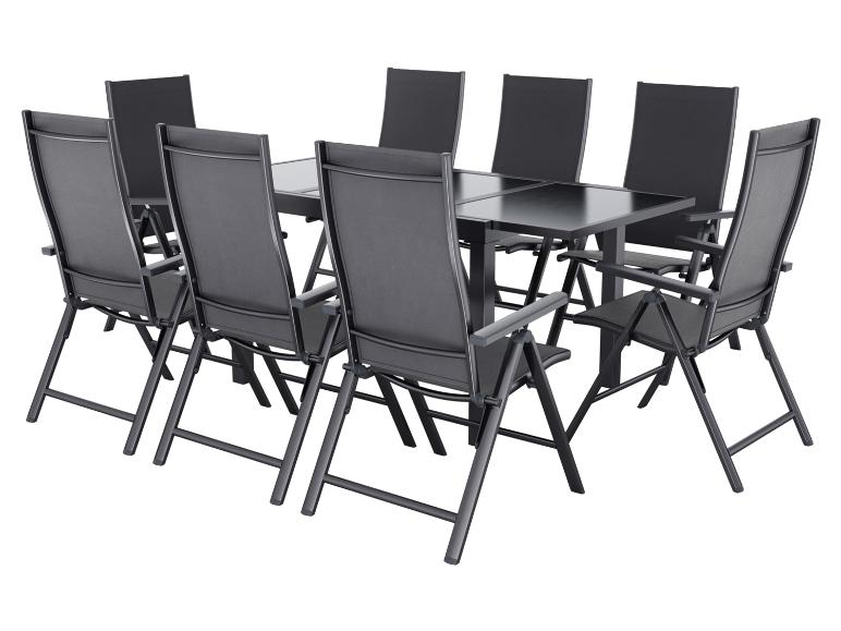 Gartenmöbel-Set mit schwarzem Tisch und acht Klappstühlen.