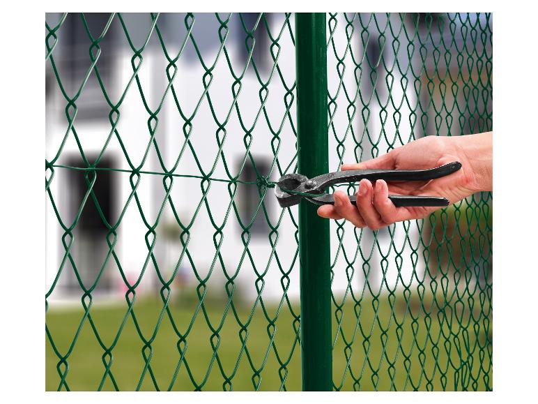 Montage eines grünen Maschendrahtzauns mit Befestigungswerkzeug.