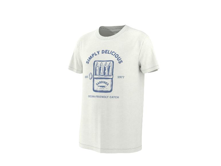 Weißes T-Shirt mit blauem Sardinendosen-Aufdruck und „Simply Delicious“-Text.