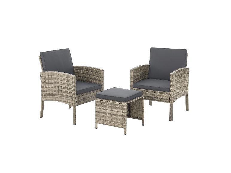 Graue Rattan-Gartenmöbelgarnitur mit zwei Stühlen und einem Hocker.