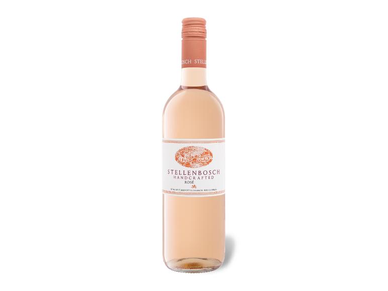 Roséweinflasche mit orangefarbenem Etikett, das eine Landschaft und den Schriftzug „ROSÉ“ zeigt.